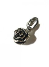 ソカロペンダントトップ黒石クロス＆ローズデザイン