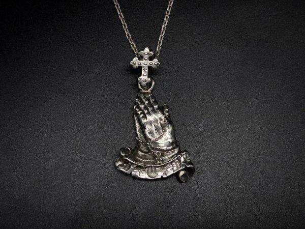 画像1: シリーエッセンス silly essence プレイングハンズ・リボンペンダント praying hands/ribbon pendant/silver Silver925 ペンダントトップ メンズ レディース (1)
